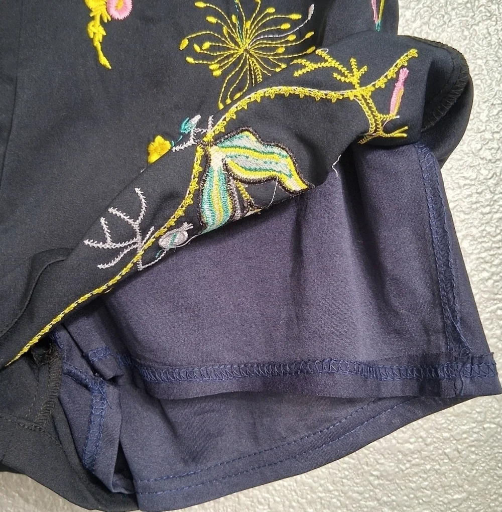 NWOT Dygarni Royal Blue Embroidered Dressy Shorts Size L